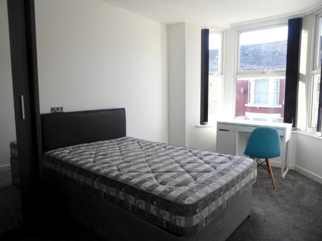 5 bedroom terraced house to rent
