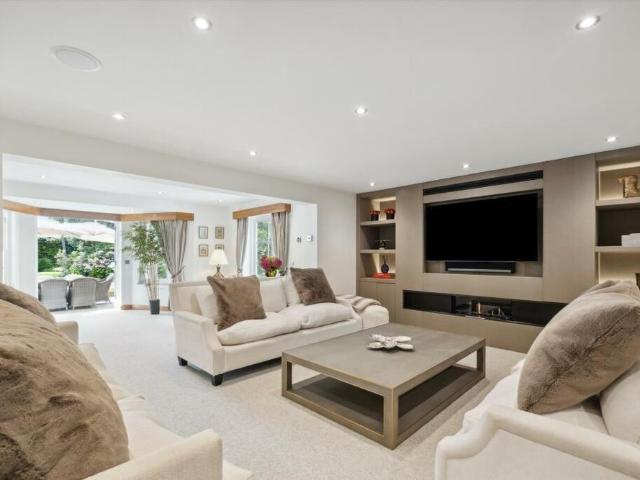 5 bedroom terraced house to rent