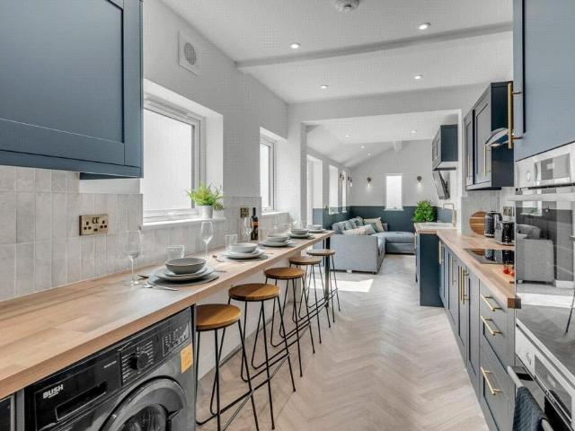 5 bedroom terraced house to rent