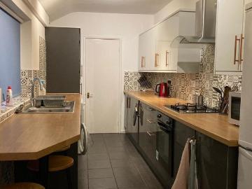 5 bedroom terraced house to rent