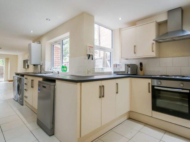 5 bedroom terraced house to rent