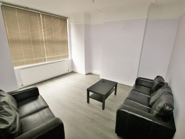 5 bedroom terraced house to rent