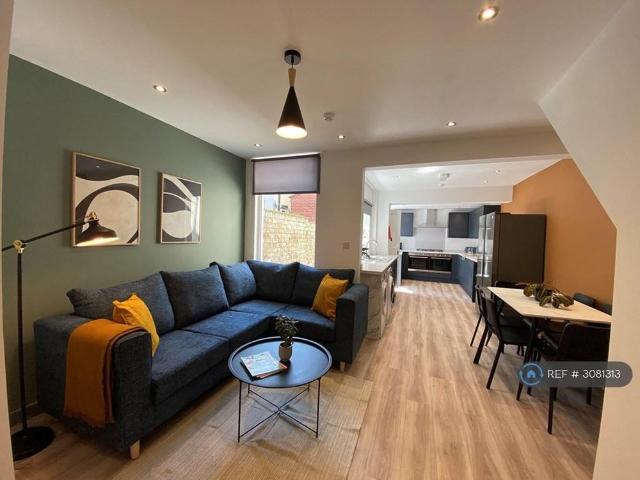5 bedroom terraced house to rent