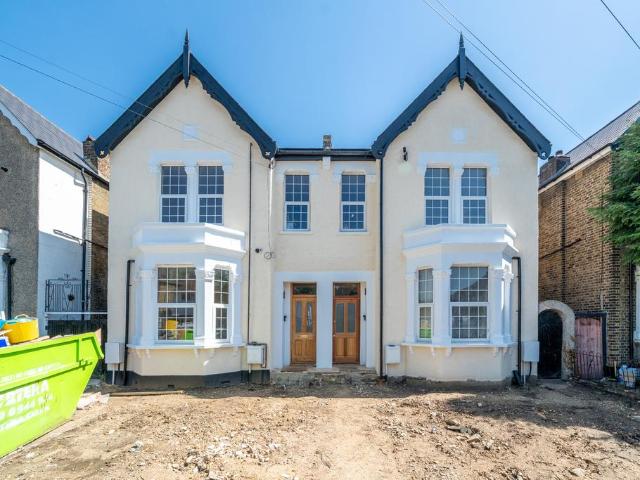 5 bedroom terraced house to rent