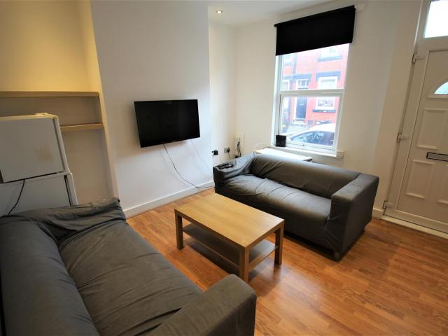 5 bedroom terraced house to rent