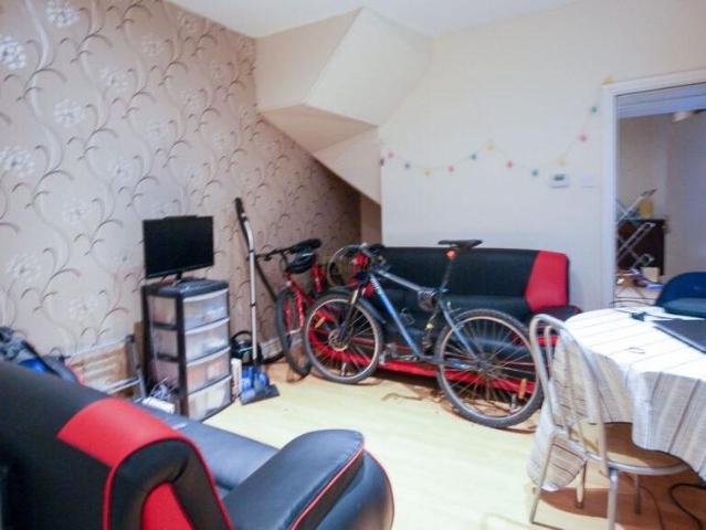 5 bedroom terraced house to rent