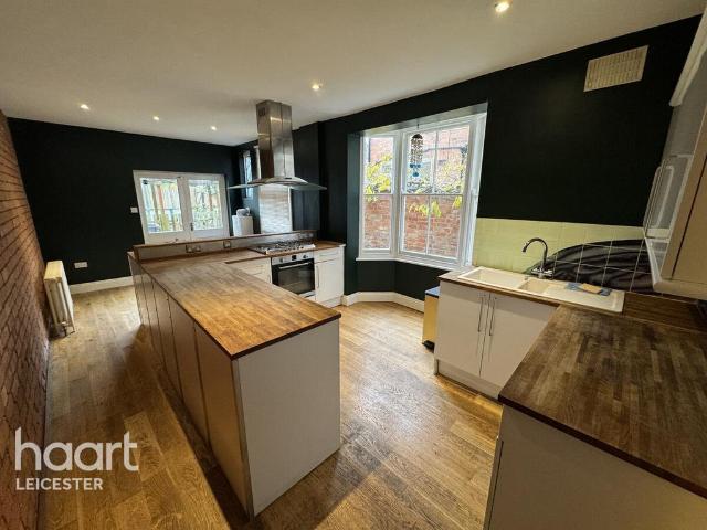 5 bedroom terraced house to rent