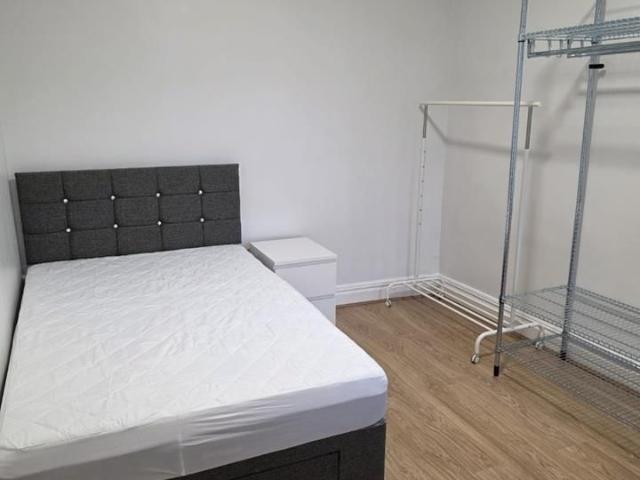 5 bedroom private hall to rent