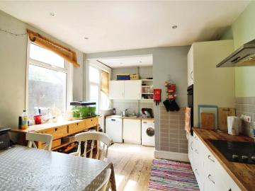 4 bedroom terraced house to rent