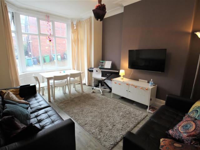 5 bedroom terraced house to rent