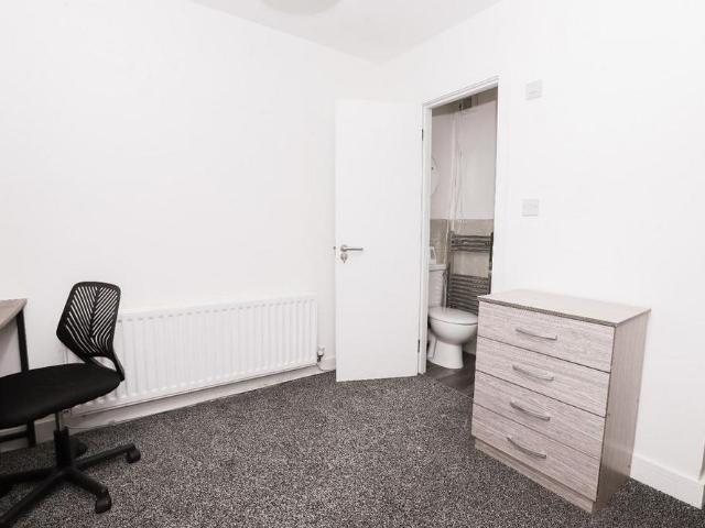 5 bedroom terraced house to rent