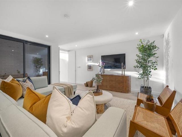 5 bedroom terraced house to rent