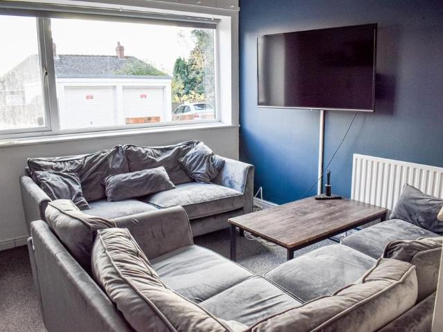 5 bedroom terraced house to rent