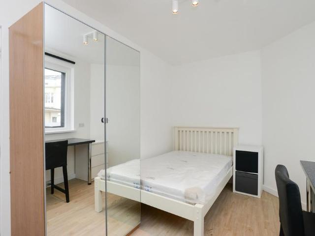 5 bedroom terraced house to rent
