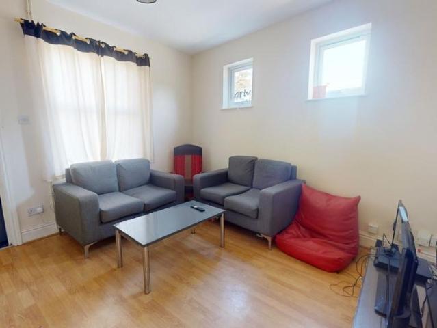 5 bedroom terraced house to rent
