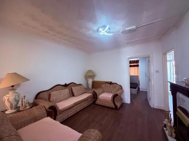 5 bedroom terraced house to rent
