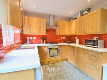 5 bedroom terraced house to rent