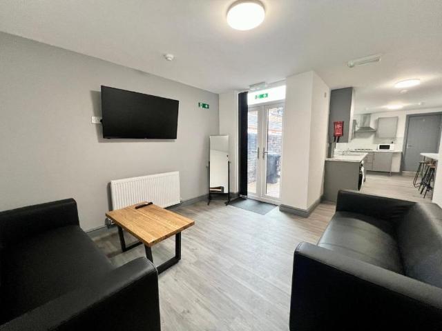 5 bedroom terraced house to rent
