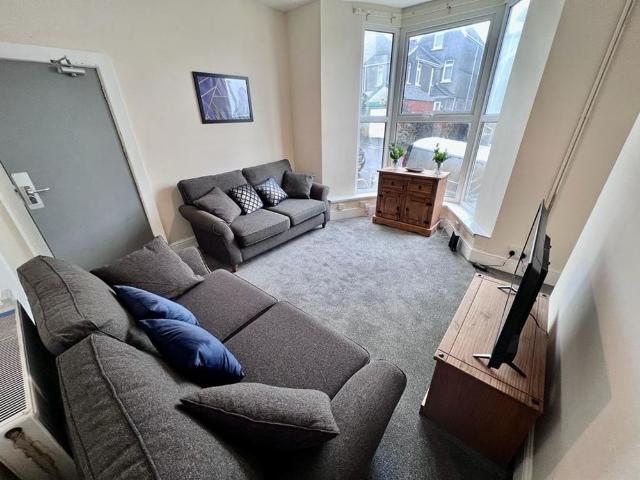 5 bedroom terraced house to rent