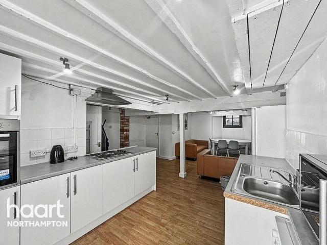 5 bedroom terraced house to rent