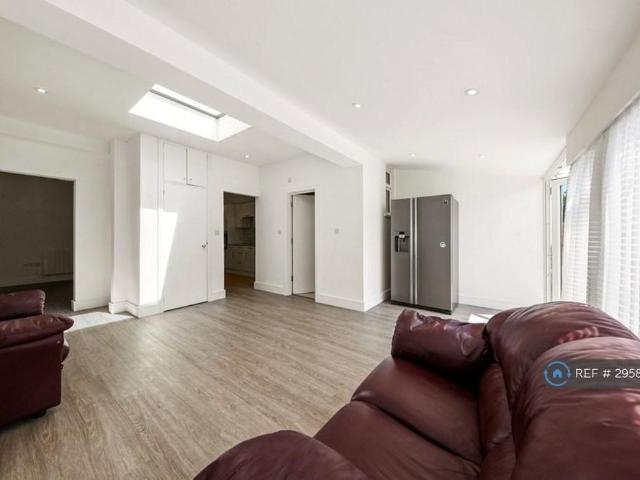 5 bedroom terraced house to rent