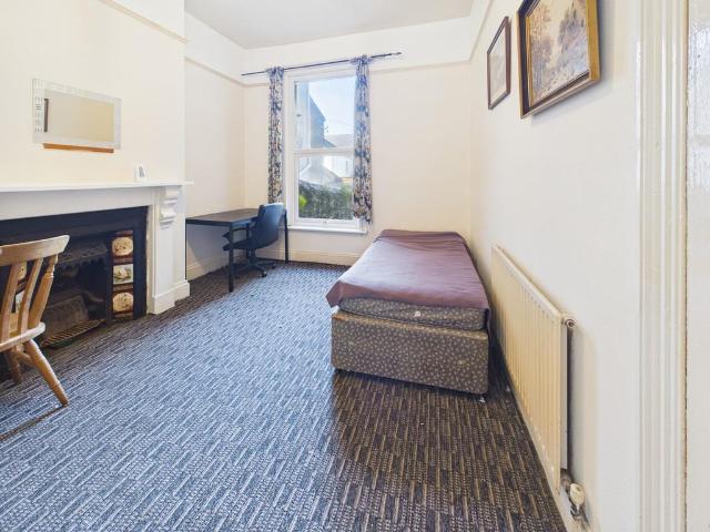 5 bedroom terraced house to rent