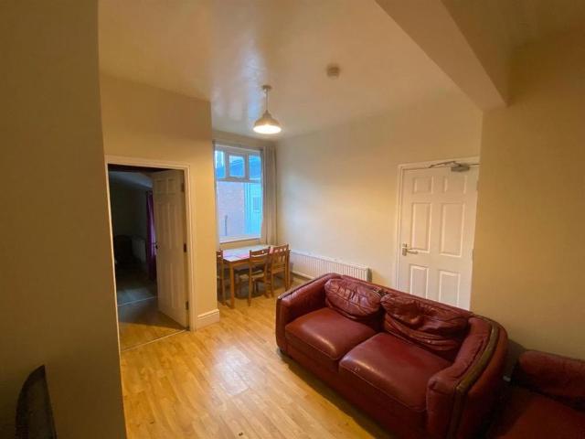 5 bedroom terraced house to rent