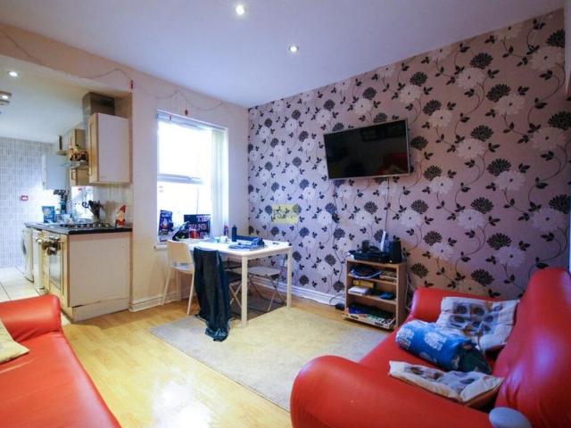 5 bedroom terraced house to rent