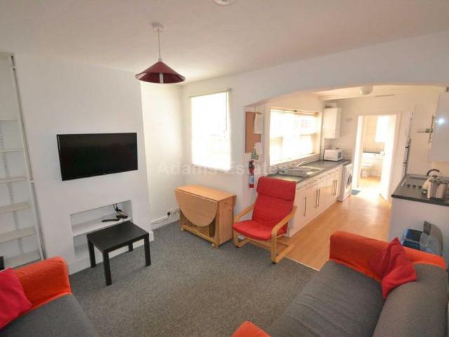 5 bedroom terraced house to rent