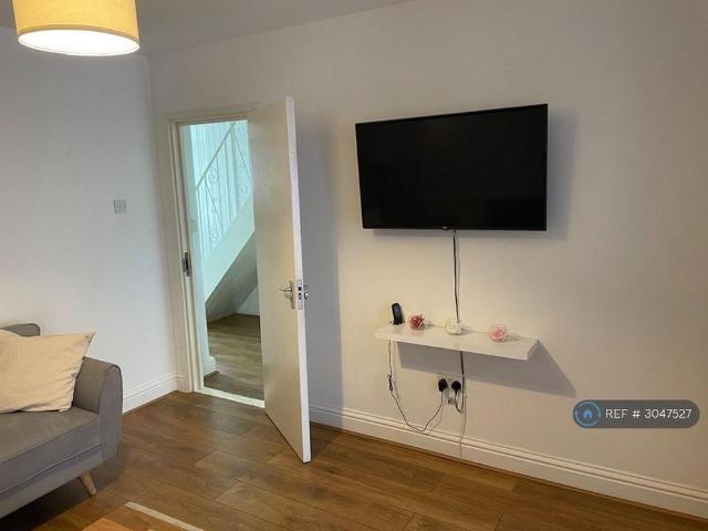 5 bedroom terraced house to rent
