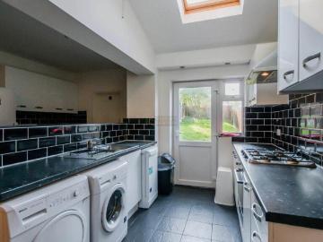 5 bedroom terraced house to rent