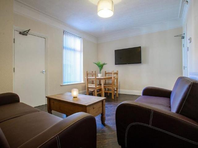 5 bedroom terraced house to rent