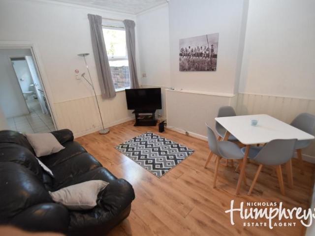 5 bedroom terraced house to rent