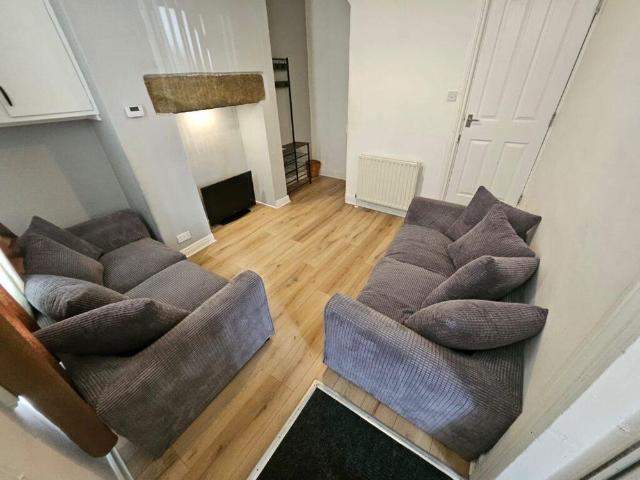 5 bedroom terraced house to rent