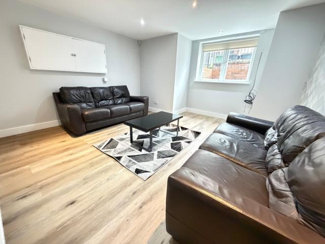 5 bedroom terraced house to rent