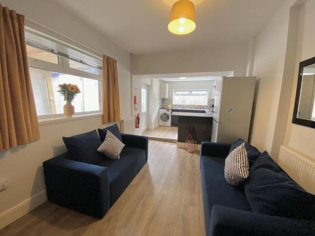5 bedroom terraced house to rent
