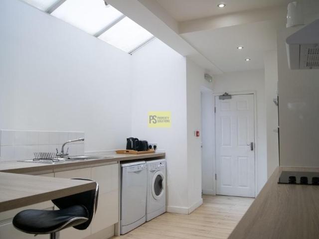 5 bedroom terraced house to rent