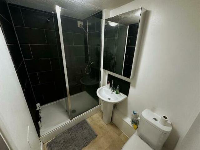 6 bedroom terraced house to rent