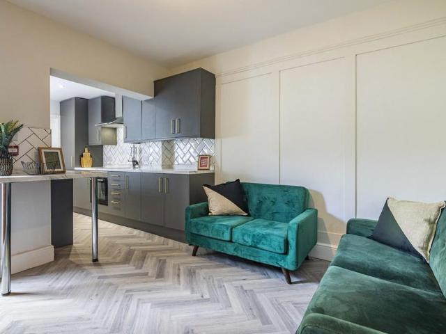 5 bedroom terraced house to rent