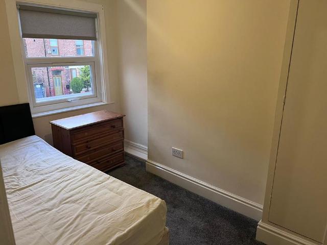 5 bedroom terraced house to rent