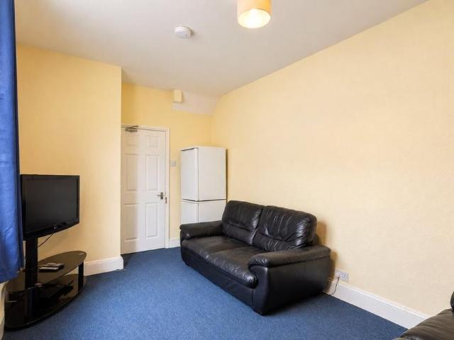 5 bedroom terraced house to rent