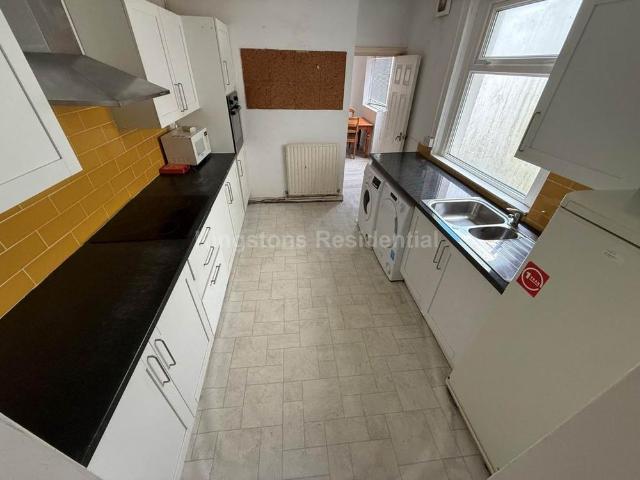 5 bedroom terraced house to rent