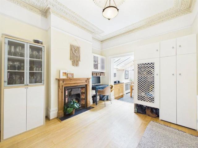 5 bedroom terraced house to rent