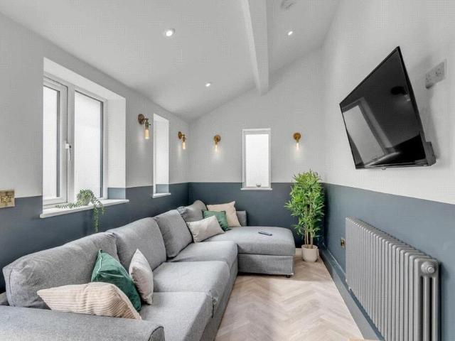 5 bedroom terraced house to rent