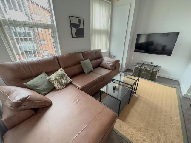 5 bedroom terraced house to rent