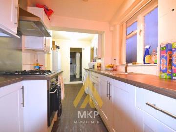 5 bedroom terraced house to rent