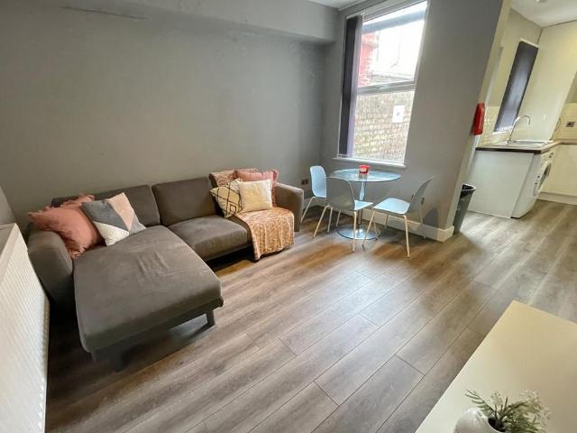 5 bedroom terraced house to rent