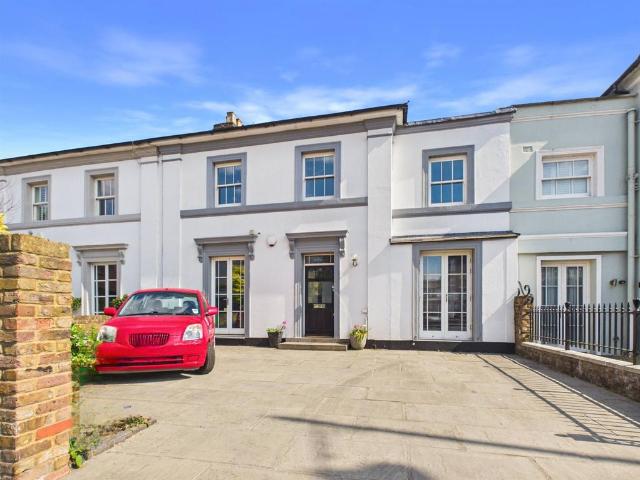 5 bedroom terraced house to rent