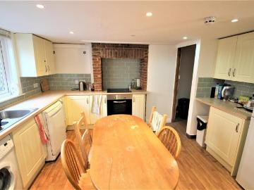 5 bedroom terraced house to rent