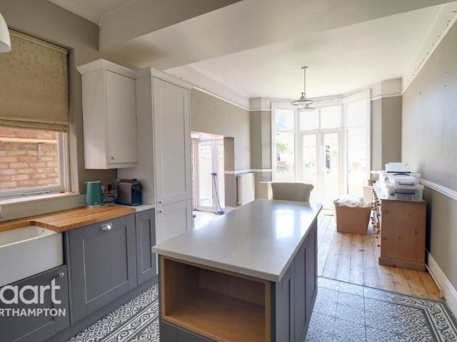 5 bedroom terraced house to rent
